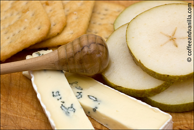 blue cheese pears crackers and honey snack