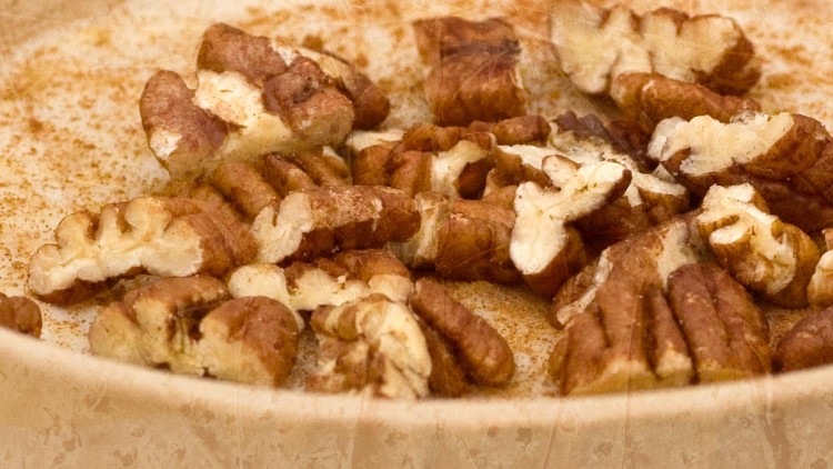 Spiced Oatmeal with Pecans and Cinnamon
