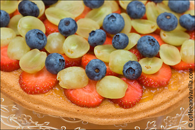 sponge cake with cream and fruits