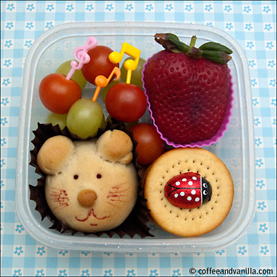 lunchbox with cute mouse bread roll