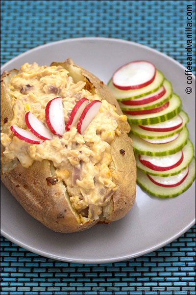 jacket potatos with chick peas and red onions