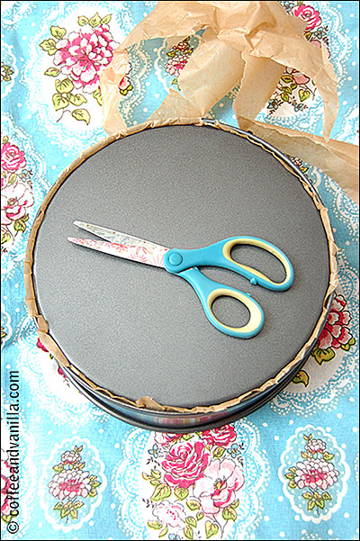 quick easy way to line round baking tray