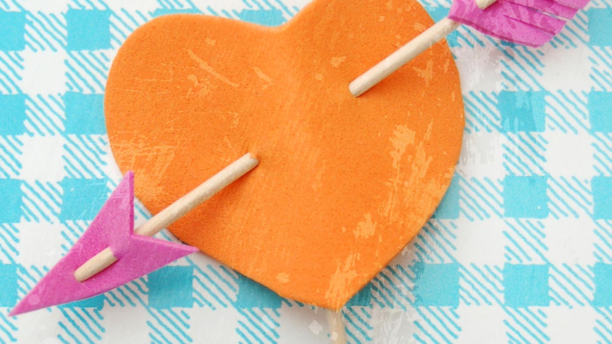 Last Minute Valentine’s Day Craft – Cupid Arrow Cake Topper