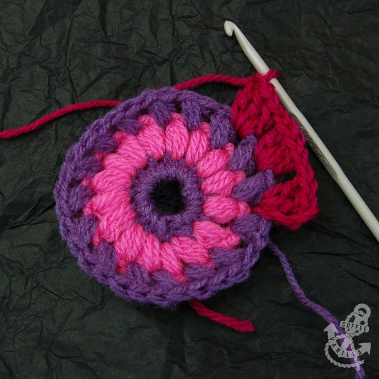 how to turn crochet circle to square step-by-step granny square crochet tutorial