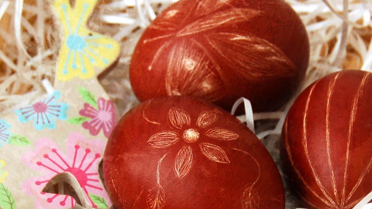 Skrobanki / Drapanki – Traditional Polish Scratched Eggs Dyed with Onion Shells