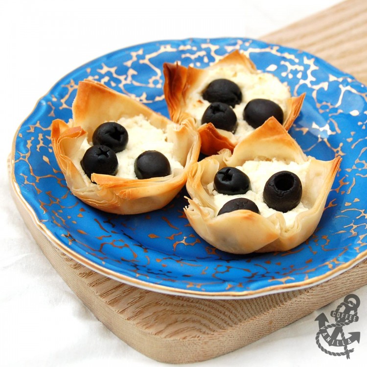 extremely easy, fast to prepare and very tasty little feta cheese pastries with black olives