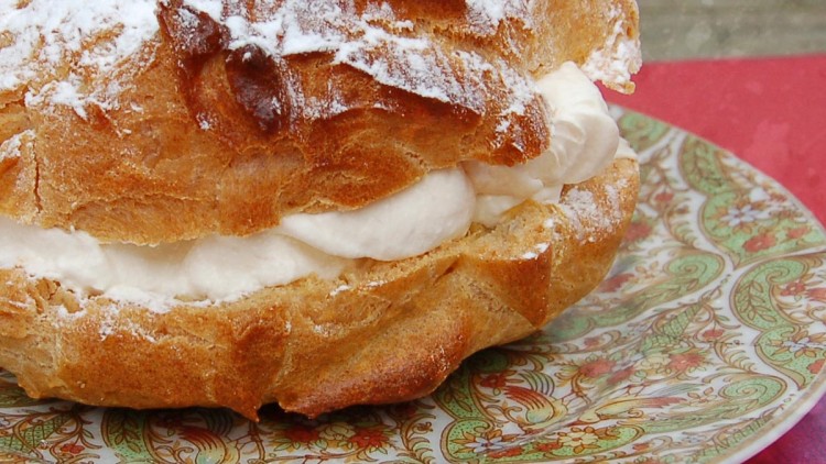 Ptysie / Ptyś – Polish Steamed Dough Pastry Filled with Whipped Cream