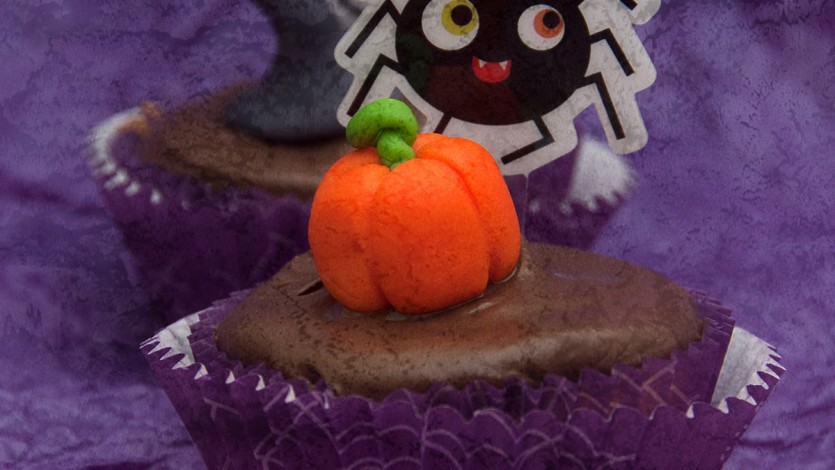 Poppy Seed Cupcakes for Halloween – Kids’ Baking