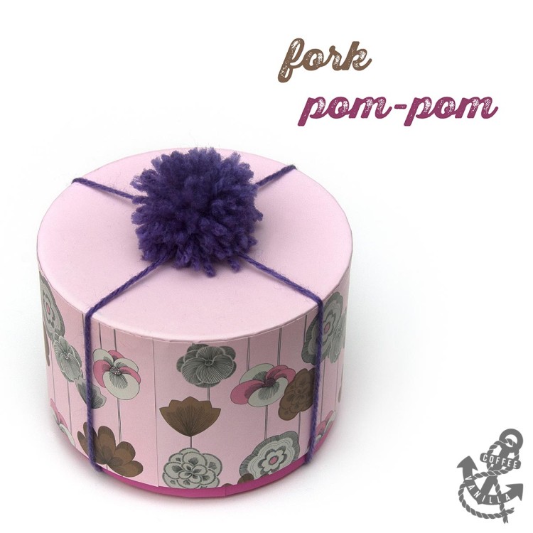 gift wrapping with fork pompoms 