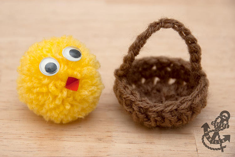 crochet miniature baskets with pompom chicks cute crafts for kids Spring holidays 