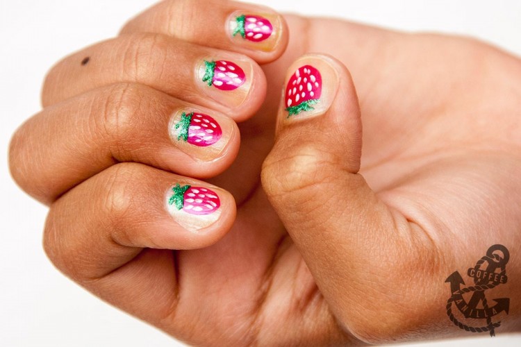 nail art with strawberries 